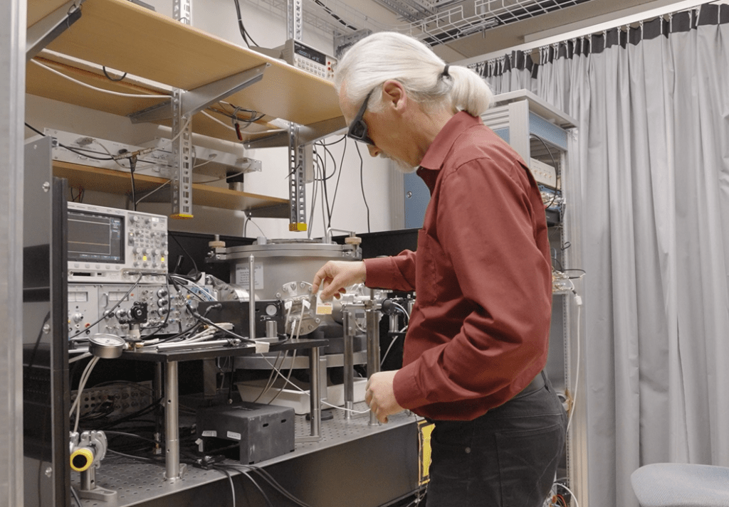 Miniaturized atomic clocks macQsimal